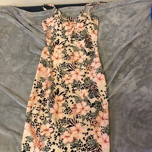 Dress that is a peach color with flowers it’s a size 7-9